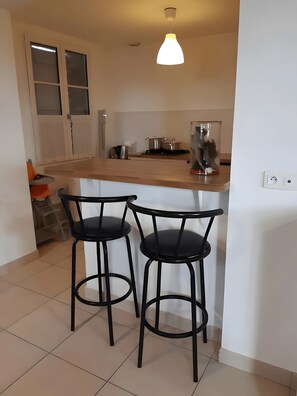 Fridge, microwave, oven, stovetop - Gîte Lilas De Mer: Holiday Home with Private Terrace and Garden (Ponthoile)