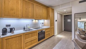 Jääkaappi, mikroaaltouuni, uuni, liesi