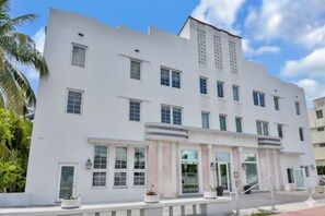 Exterior - Sunny Studio Haven in Miami Beach (Miami Beach)