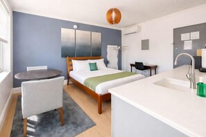 Studio | Living area - Sunny Studio Haven in Miami Beach (Miami Beach)