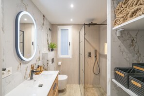 Shower, hair dryer, towels - Cubo's Violeta Rural House Private pool / BBQ / Air conditioning / Free Wi-Fi (Coín)