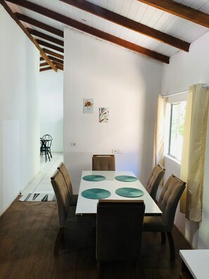 Dining - Casa com Jacuzzi e Churrasqueira (São Sebastião)