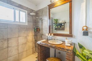 Ducha, secador de pelo y toallas