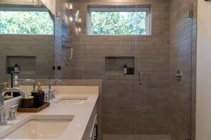 Hair dryer, towels, soap, toilet paper - Boho Jungle Mid-century Modern Villa ~10 min to DT (Austin)