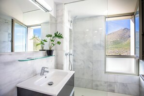 Hair dryer, towels, soap, toilet paper - Unique villa with swimming pool located in the mountains (Las Palmeras)