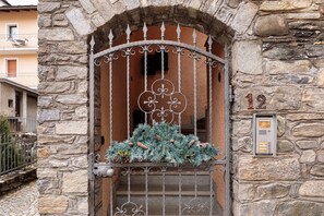 Exterior detail - Casa Gardenia Apartment with Mountain View, Private Terrace and Wi-Fi (Rochefort)
