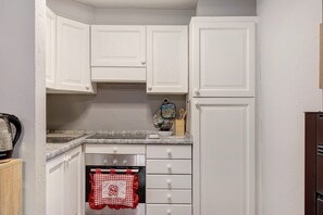 Fridge, microwave, oven, stovetop - Casa Gardenia Apartment with Mountain View, Private Terrace and Wi-Fi (Rochefort)