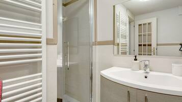 Shower, hair dryer, towels