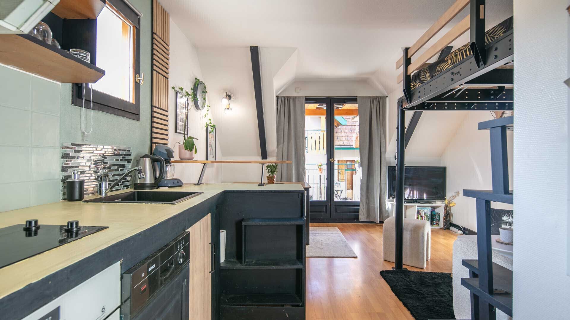 Réfrigérateur, four, lave-vaisselle, cafetière/bouilloire