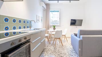 Appartamento, 1 camera da letto, cucina | Cucina privata | Frigorifero con congelatore, microonde, forno, piano cottura