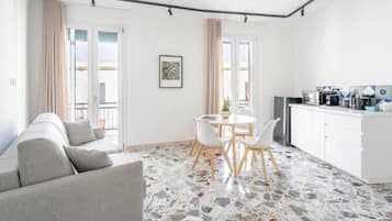 Apartamento, balcón, vistas parciales al mar | Zona de estar