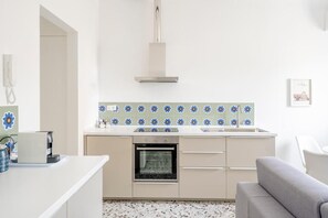 Refrigerador con freezer, microondas, horno, placa de cocina