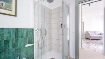 Ducha, artículos de higiene personal gratuitos y secador de pelo