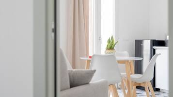 Apartment, Balkon, eingeschränkter Meerblick | Innenbereich