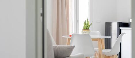 Apartment, Balkon, eingeschränkter Meerblick | Innenbereich