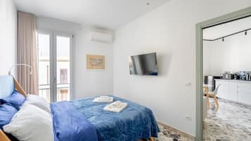 Apartamento, balcón, vistas parciales al mar | Escritorio, cortinas opacas, sistema de insonorización y wifi gratis