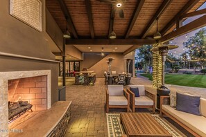 Outdoor dining - Luxury Golf Estate | Pool, Tennis, Pickleball (Scottsdale)