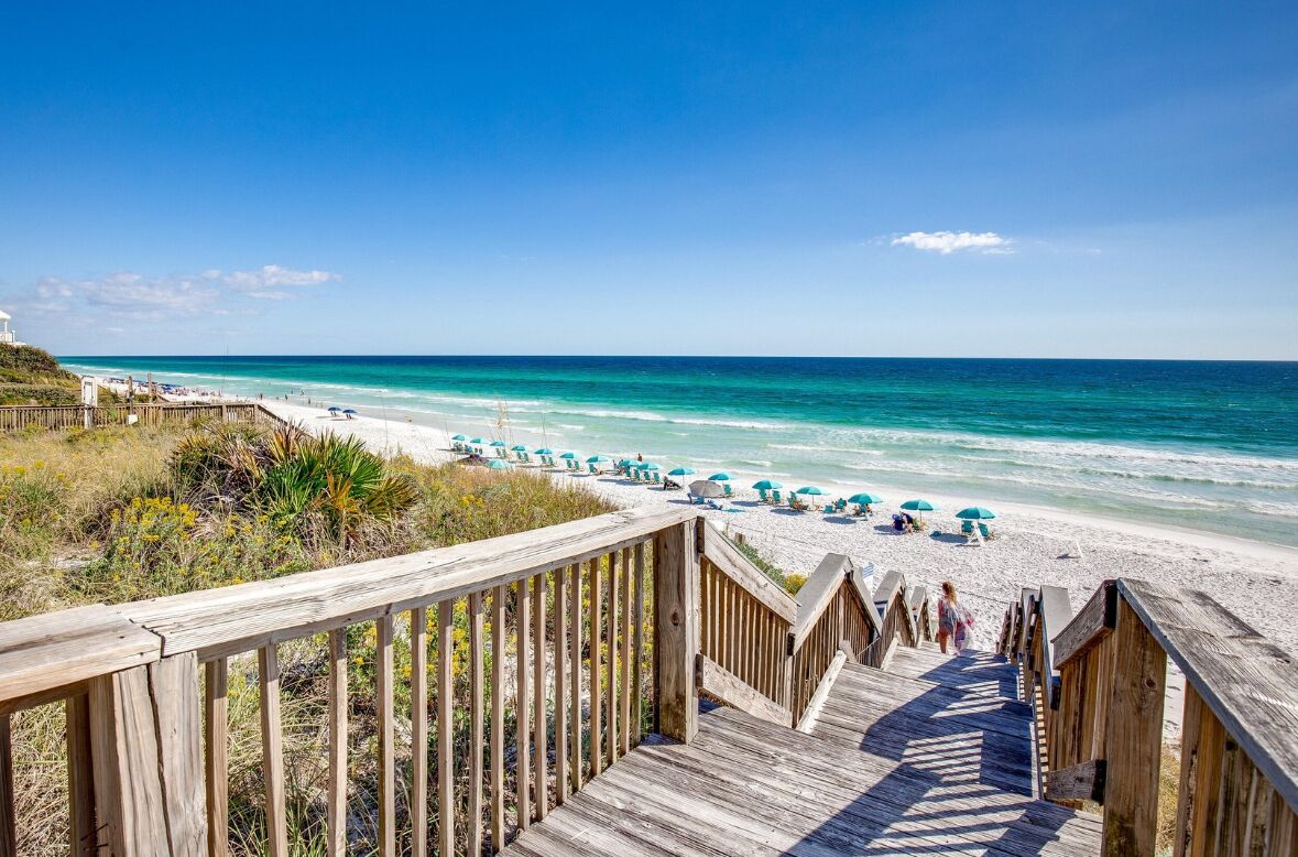 Una playa cerca, sillas reclinables de playa, toallas de playa