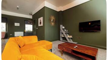 Una Smart TV, libros