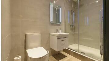 Ducha, secador de pelo, toallas y jabón