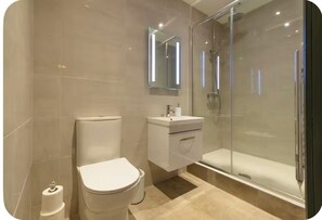 Dusj, hårføner, håndklær og såpe