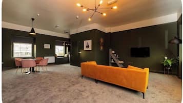 Una Smart TV, libros