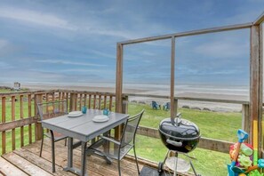Outdoor dining - Three Bells, Oceanfront..Single level, Low bank and VIEWS!  Easy beach access! (Lincoln City)