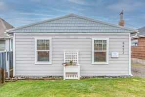 Exterior - Three Bells, Oceanfront..Single level, Low bank and VIEWS!  Easy beach access! (Lincoln City)