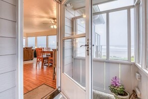 Interior - Three Bells, Oceanfront..Single level, Low bank and VIEWS!  Easy beach access! (Lincoln City)