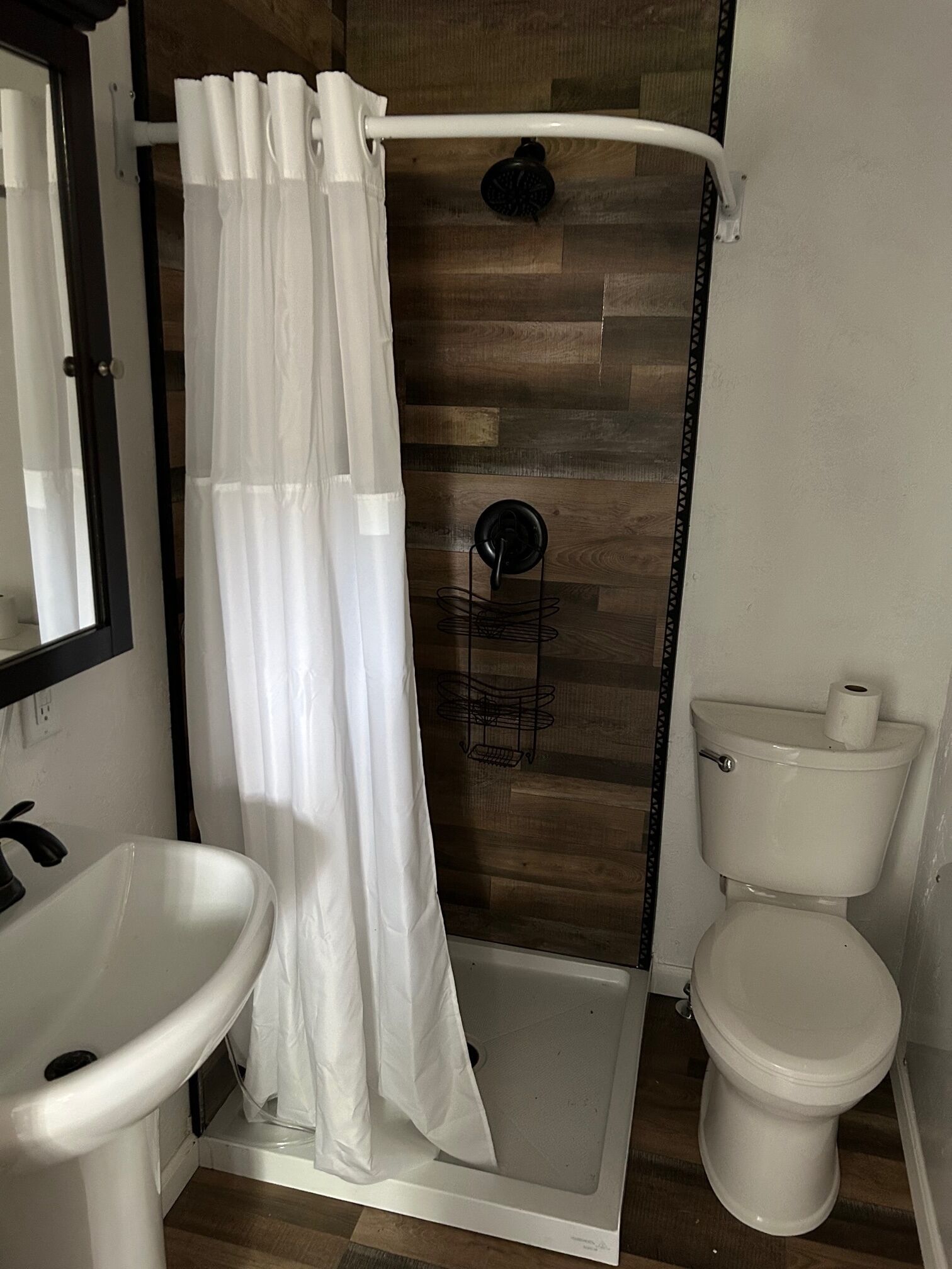 Serviettes fournies, papier toilette