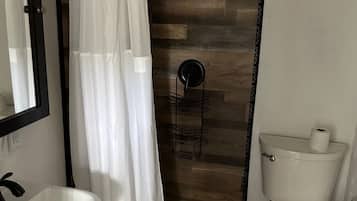 Serviettes fournies, papier toilette