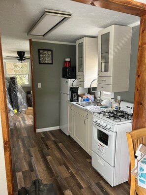 Four à micro-ondes, un four, surface de cuisson