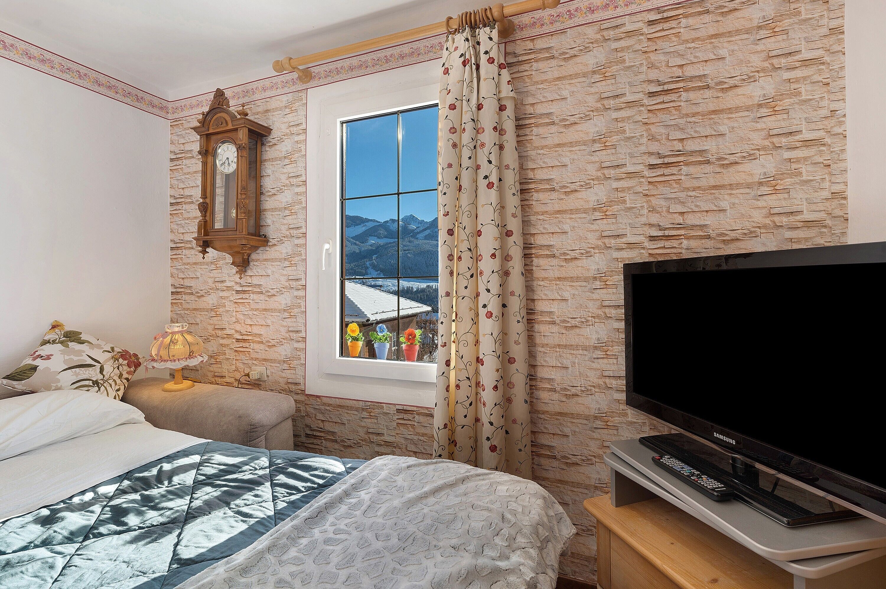 Tabla de planchar con plancha y ropa de cama