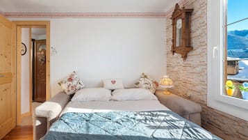 Iron/ironing board, bed sheets