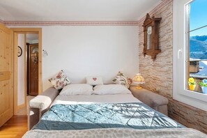 Tabla de planchar con plancha y ropa de cama