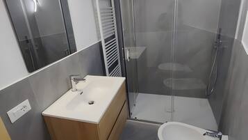 Dusche, Haartrockner, Handtücher