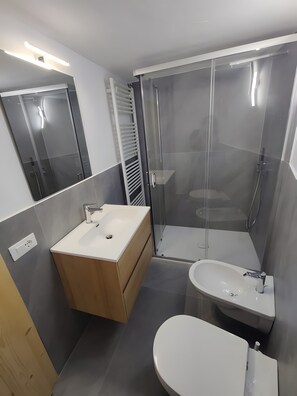 Douche, sèche-cheveux, serviettes fournies