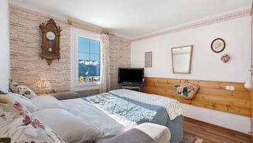 Iron/ironing board, bed sheets