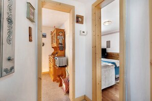 Iron/ironing board, bed sheets