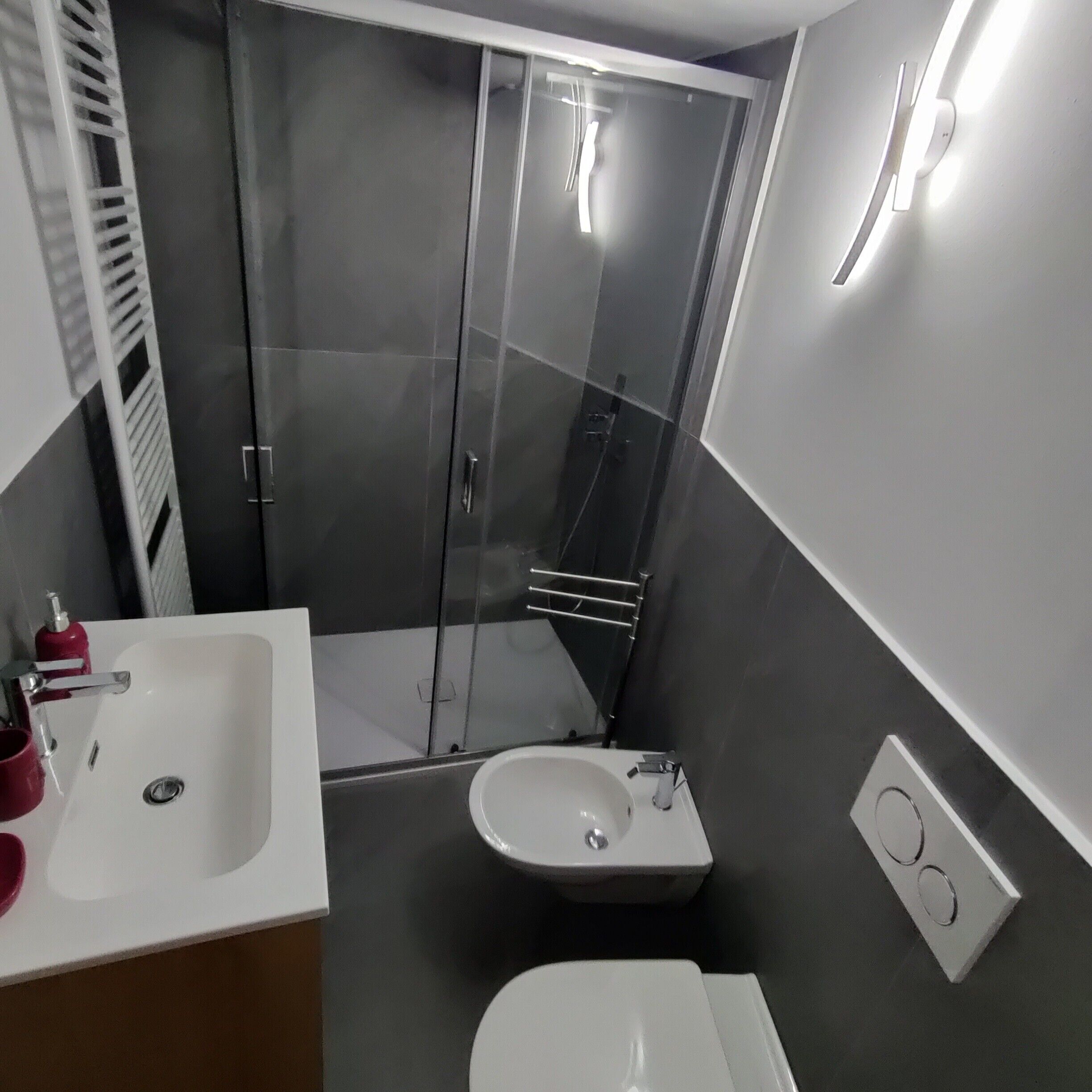 Douche, sèche-cheveux, serviettes fournies