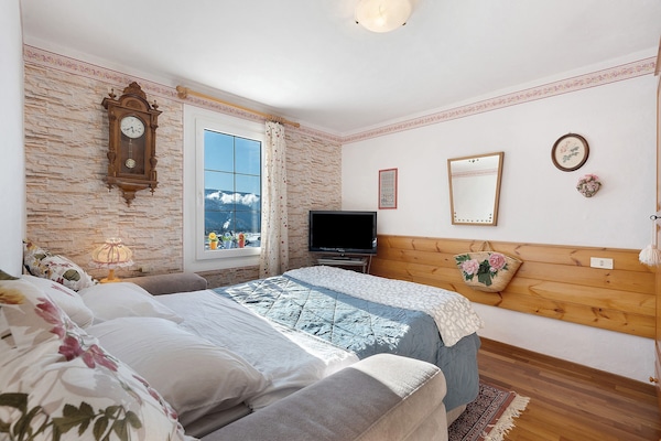 Iron/ironing board, bed sheets