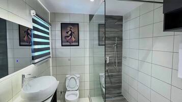 Apartemen Ekonomi, balkon, pemandangan kota | Kamar mandi | Perlengkapan mandi gratis, pengering rambut, handuk, dan sabun