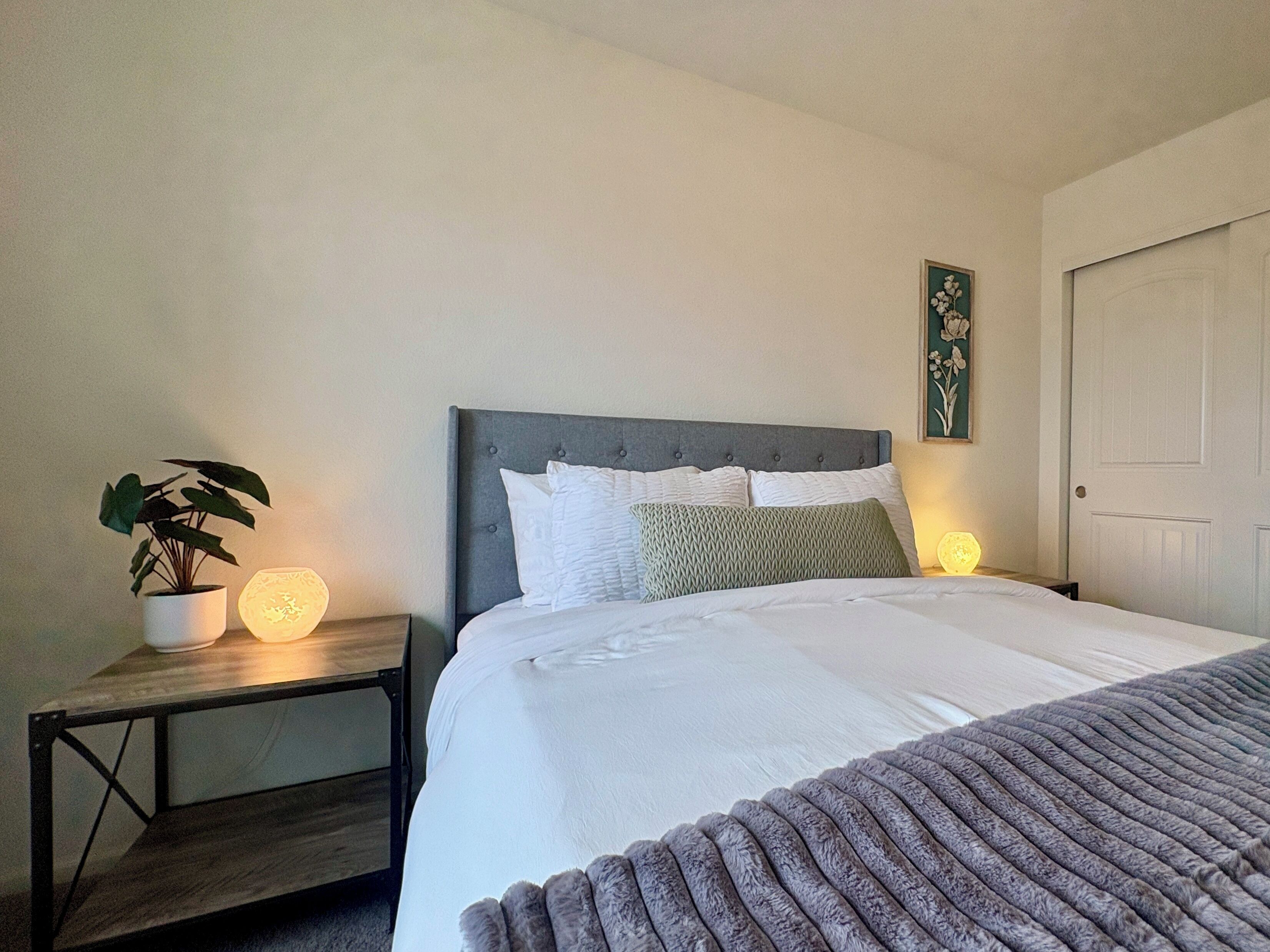 办公桌、熨斗/熨衣板、旅行婴儿床、上网接入