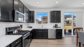 Refrigerador, microondas, horno y parrilla de estufa