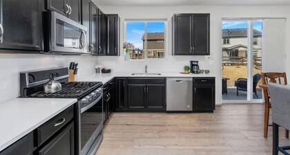 Pelican Landing | Modern 3BD in Lakes at Centerra