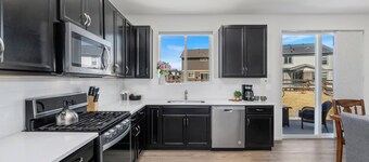 Pelican Landing | Modern 3BD in Lakes at Centerra