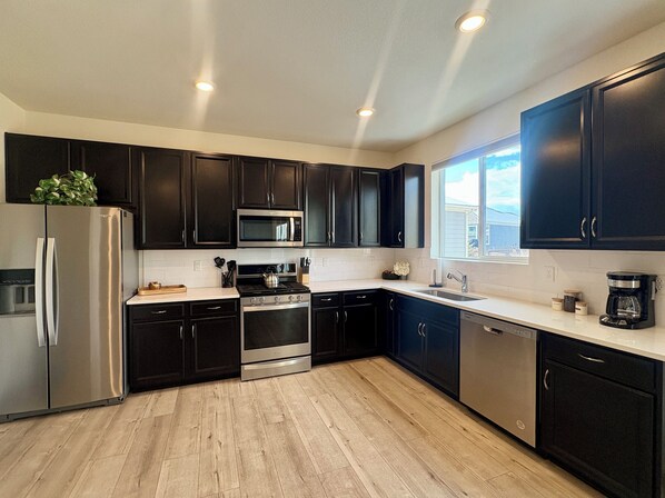 Een koelkast, een magnetron, een oven, een kookplaat