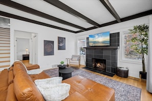 Smart TV, books - Campus Corner Retreat | 2 King Beds + Dog-Friendly (Fort Collins)