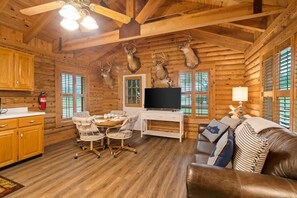 TV, offices - Oak Hill Cabin | Cozy Retreat Near Lake Cumberland (Somerset)