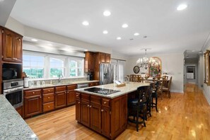 Fridge, microwave, oven, stovetop - Private Retreat Estate | Tennis, Billiards & Pool (Somerset)